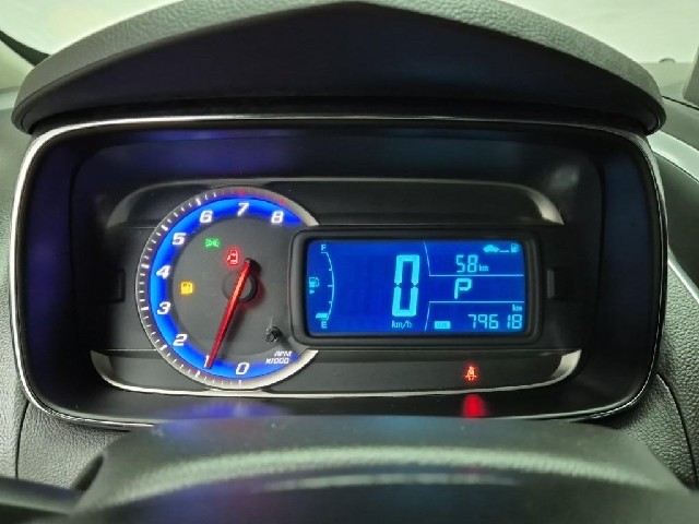 6011000790R6.jpg