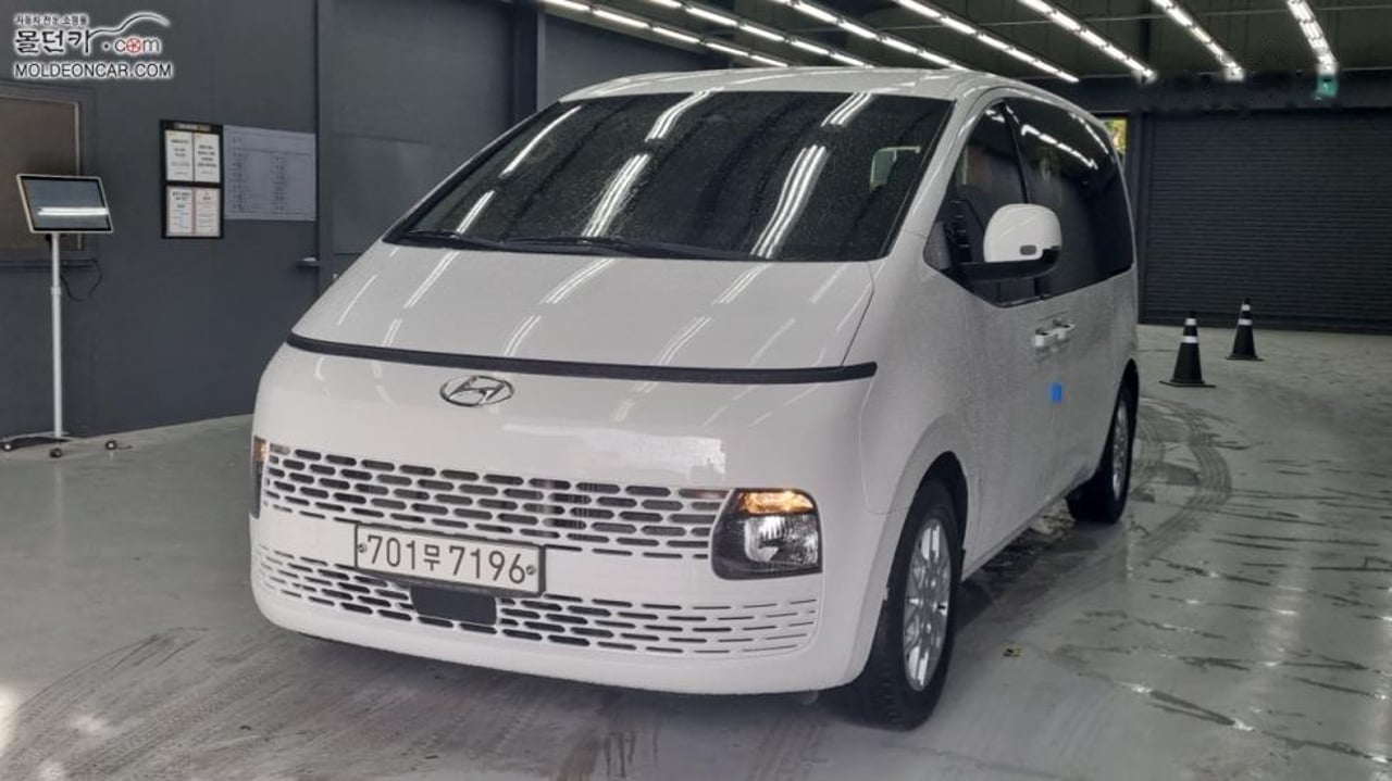 2022 Hyundai Staria, photo 1 of 1