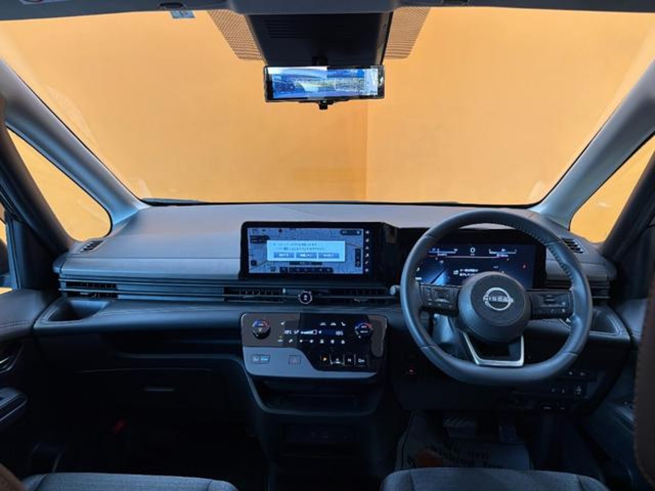 2023 Nissan Serena, photo 2 of 2