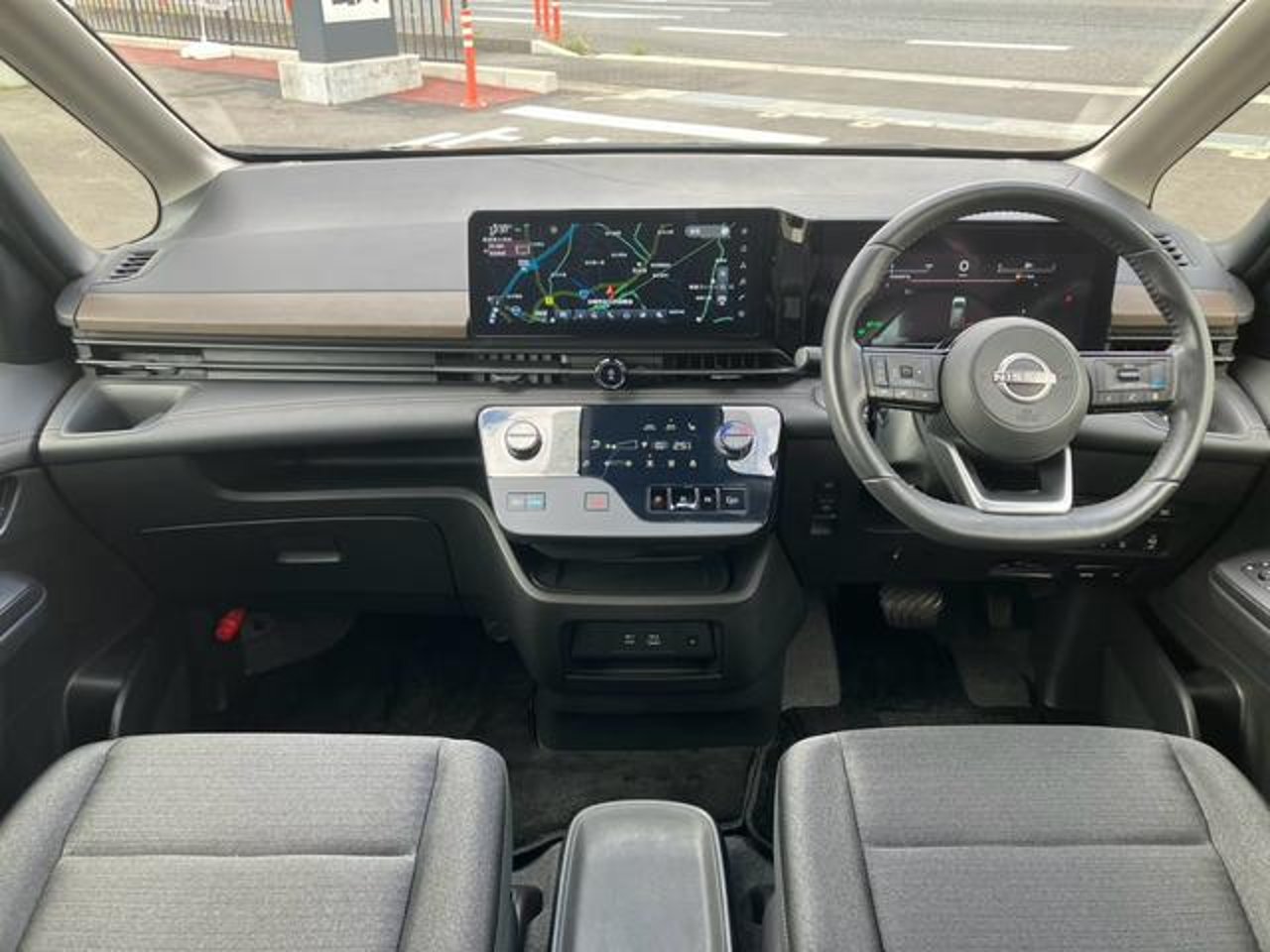 2023 Nissan Serena, photo 2 of 2