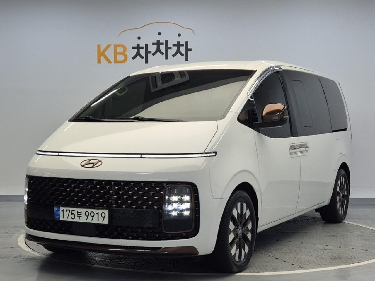 2021 Hyundai Staria, photo 1 of 1