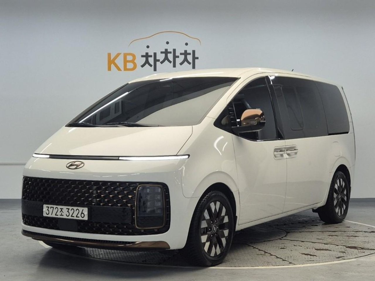 2021 Hyundai Staria, photo 1 of 1