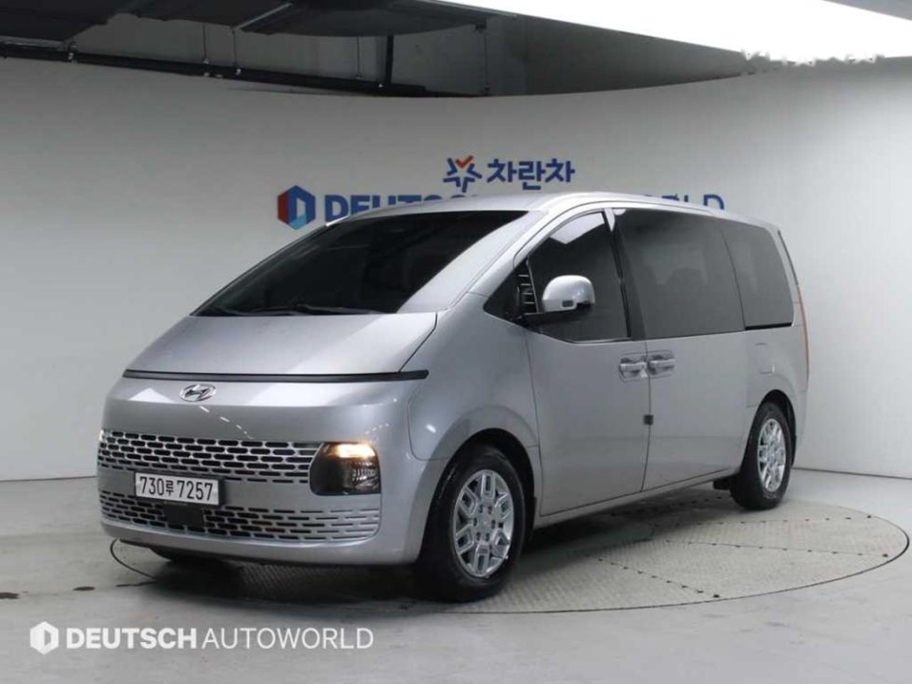 2022 Hyundai Staria, photo 1 of 1