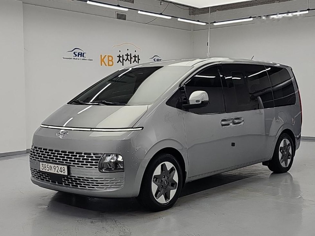 2023 Hyundai Staria, photo 1 of 1