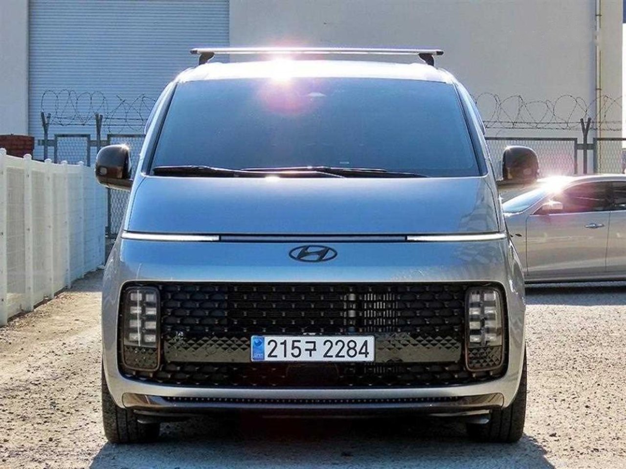 2023 Hyundai Staria, photo 1 of 1