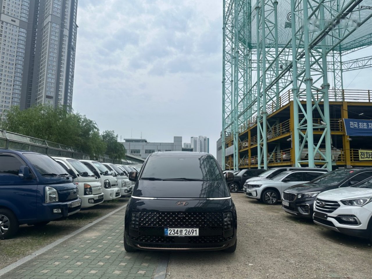 2021 Hyundai Staria, photo 1 of 1