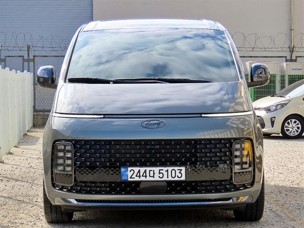2023 Hyundai Staria, photo 1 of 1