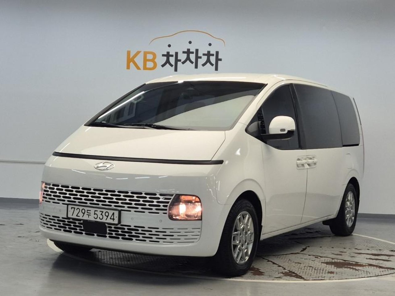 2023 Hyundai Staria, photo 1 of 1