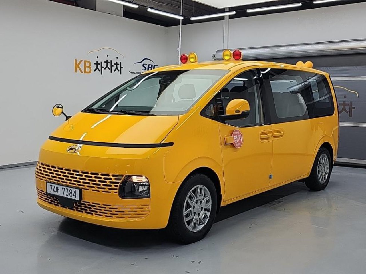 2021 Hyundai Staria, photo 1 of 1