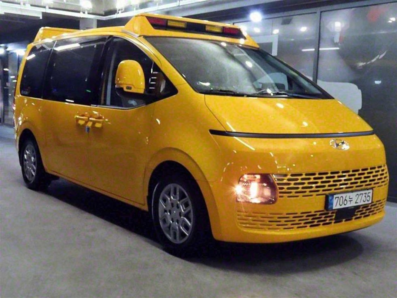 2022 Hyundai Staria, photo 1 of 1