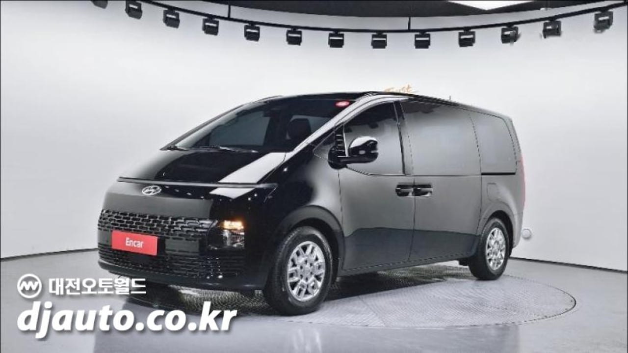 2023 Hyundai Staria, photo 1 of 1