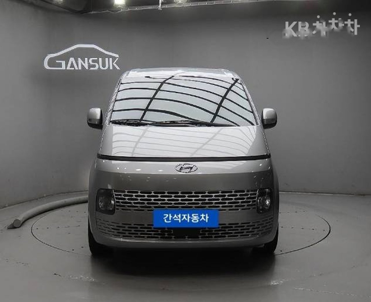 2023 Hyundai Staria, photo 2 of 2