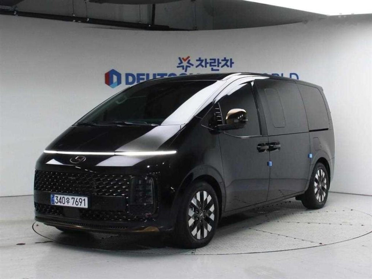 2023 Hyundai Staria, photo 1 of 1