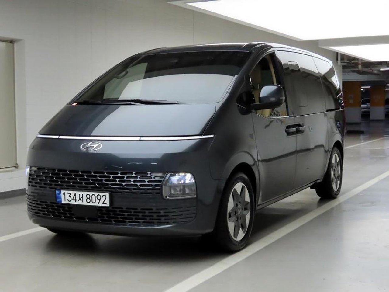 2022 Hyundai Staria, photo 1 of 1