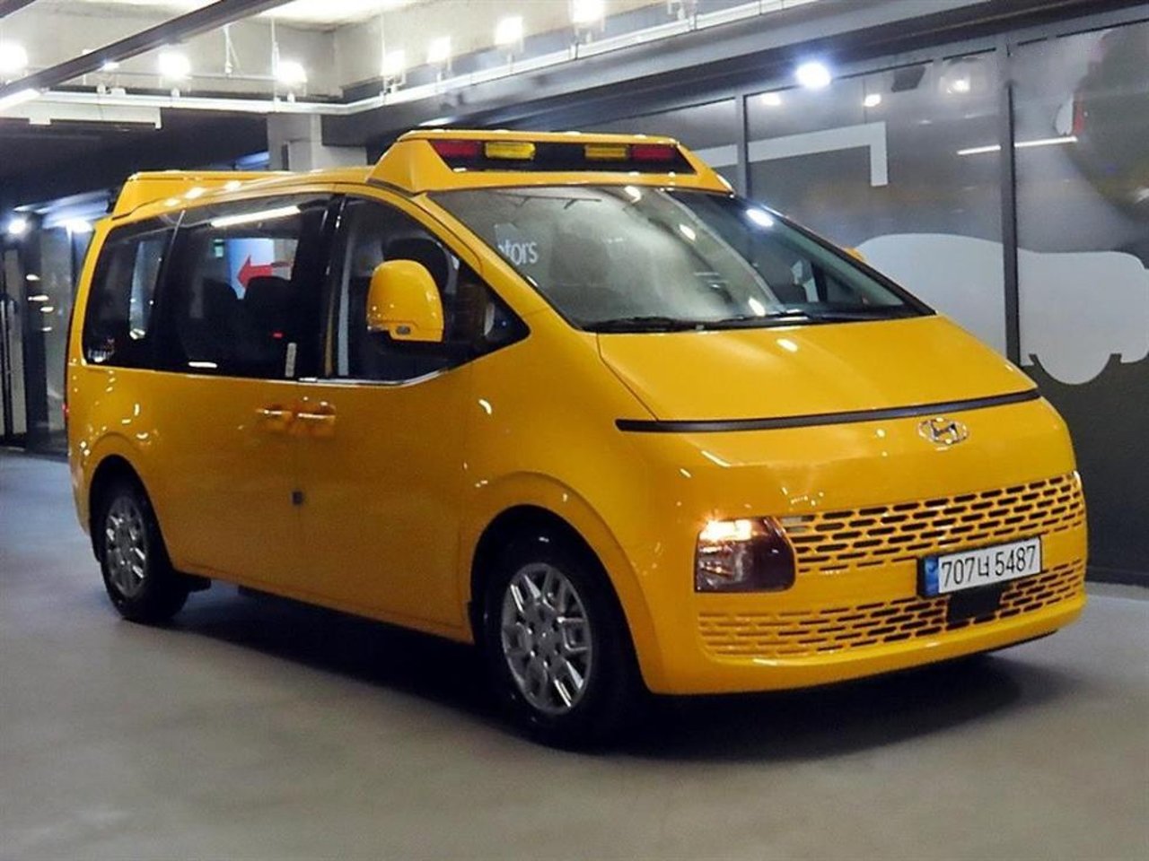 2023 Hyundai Staria, photo 1 of 1