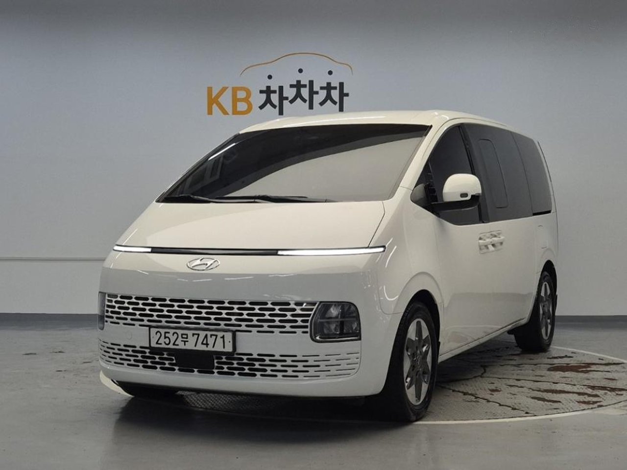 2022 Hyundai Staria, photo 1 of 1