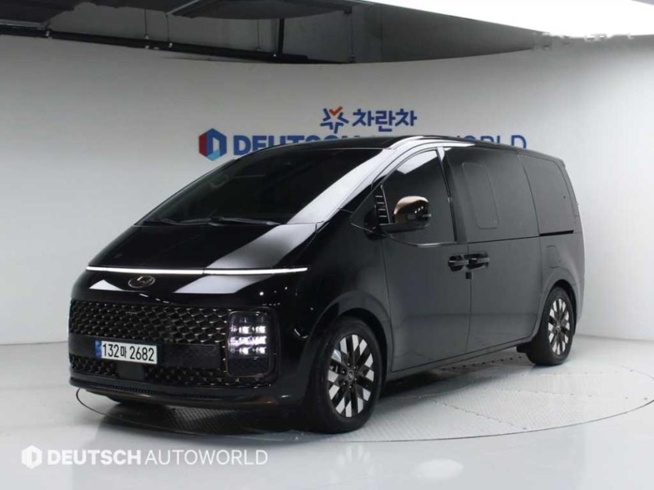 2021 Hyundai Staria, photo 1 of 1