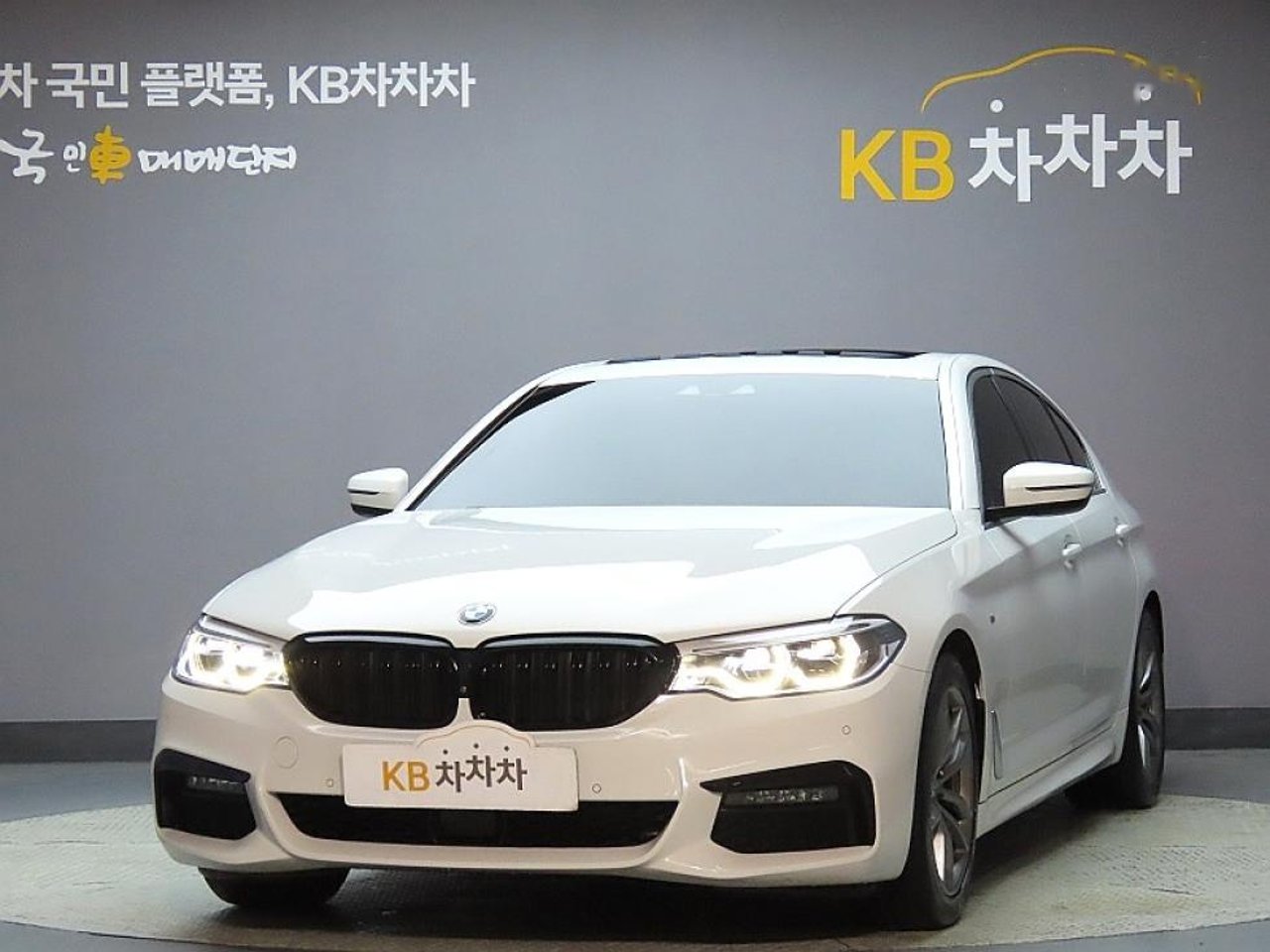 2019 BMW 5, photo 1 of 1