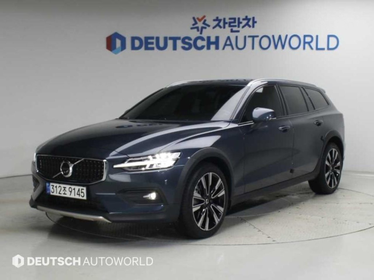 2022 Volvo V60, photo 1 of 1