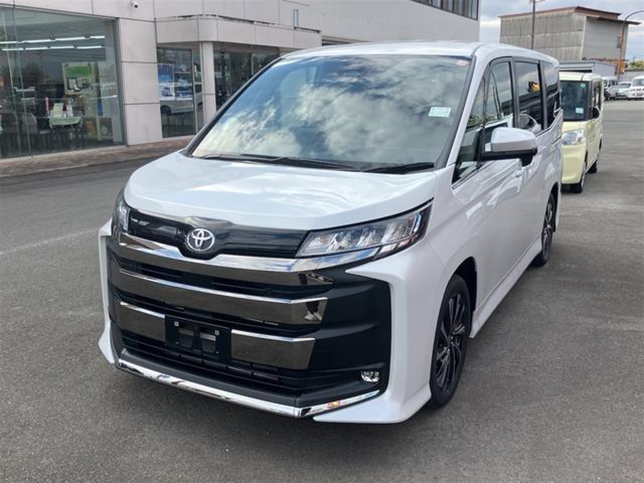 2025 Toyota Noah, photo 1 of 1