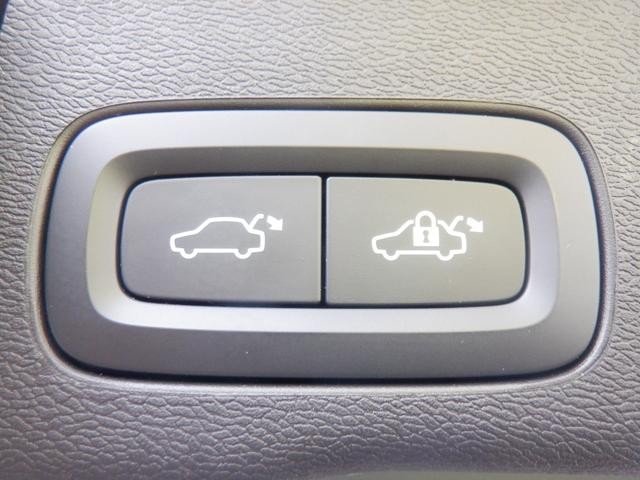 0561089A30260412W00119.jpg