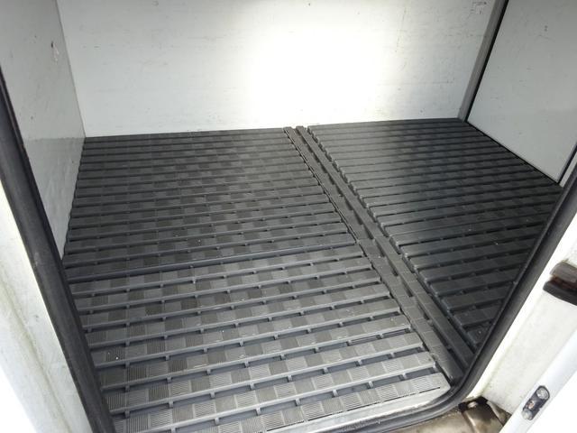 0903782A30251210W00317.jpg