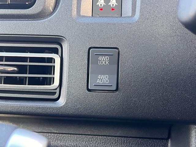 0500338A30260410W00217.jpg