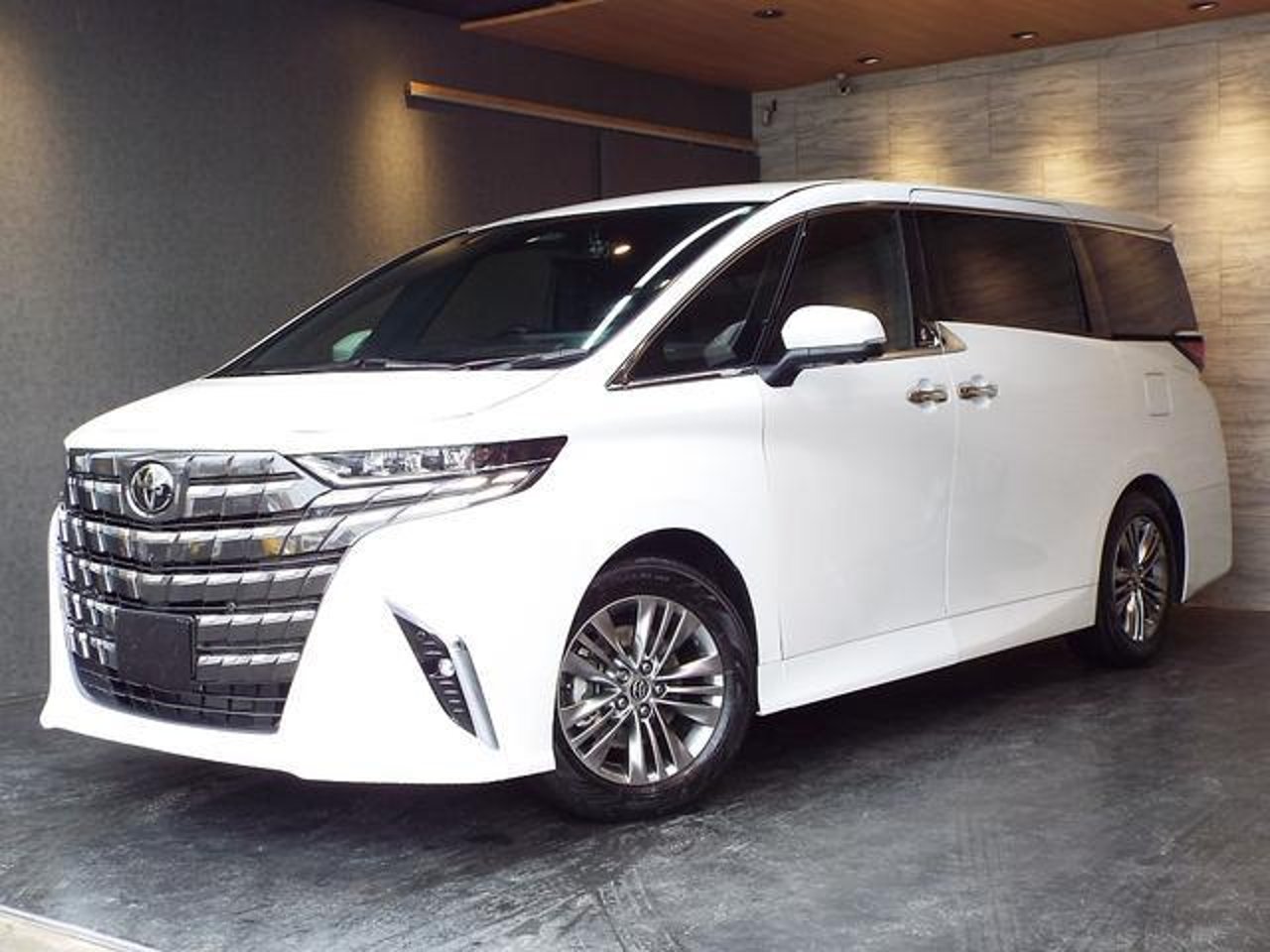 2024 Toyota Alphard, photo 1 of 1