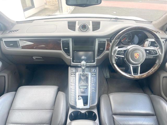 22875380_carP_l_3.jpg