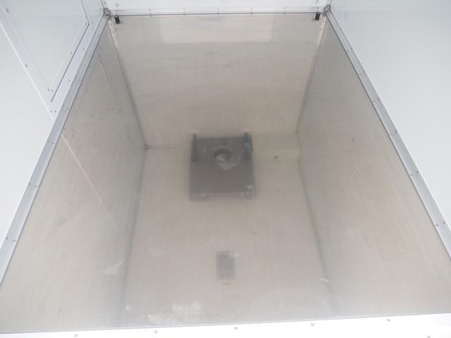 0504166A30260408W00216.jpg