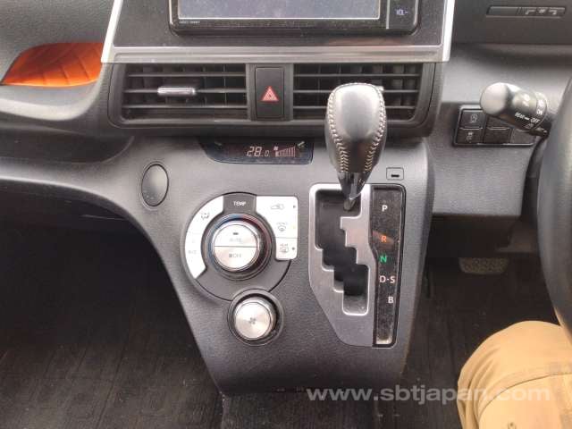 2019 TOYOTA SIENTA G CUERO
