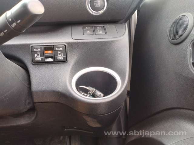 2019 TOYOTA SIENTA G CUERO