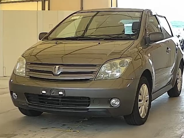 TOYOTA IST photo 2