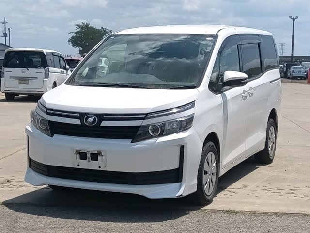 TOYOTA VOXY photo 3