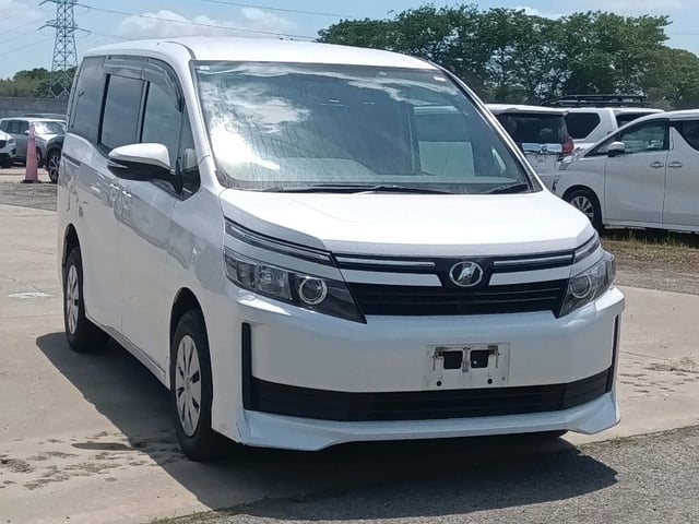 TOYOTA VOXY 2017