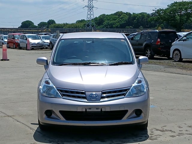 NISSAN TIIDA photo 2