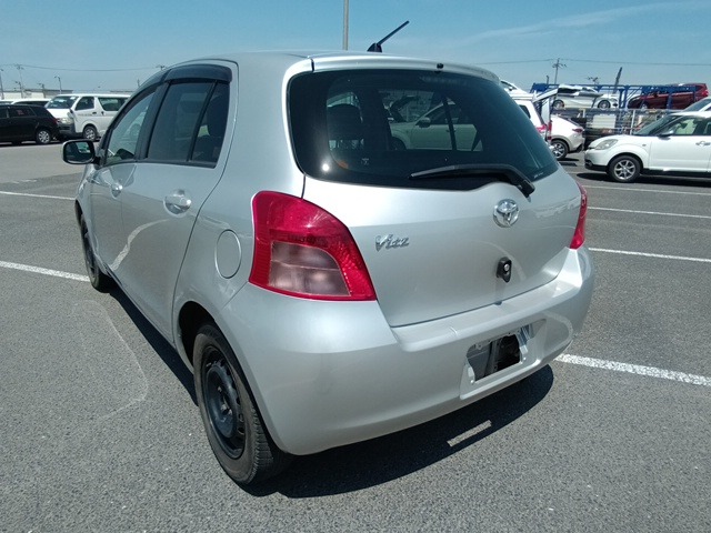TOYOTA VITZ photo 3
