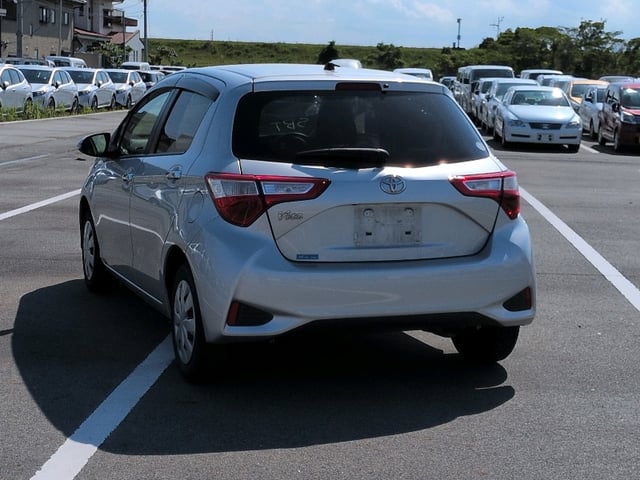 TOYOTA VITZ photo 3