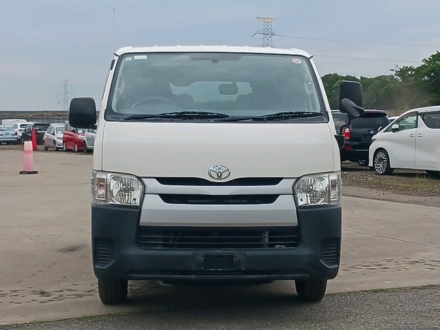 TOYOTA HIACE VAN photo 2