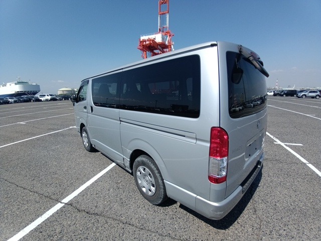TOYOTA HIACE VAN photo 3