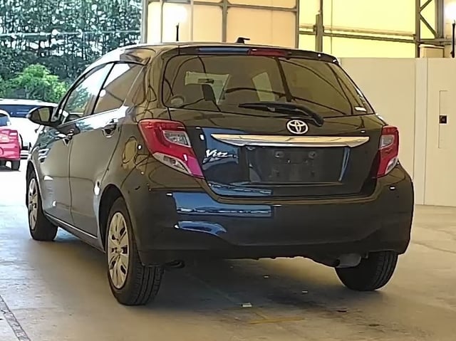 TOYOTA VITZ photo 3