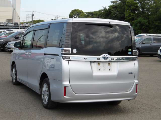 TOYOTA VOXY photo 3