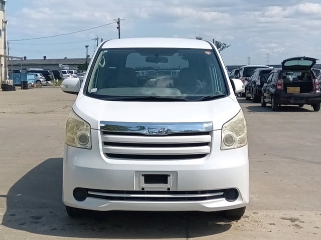 TOYOTA NOAH photo 2