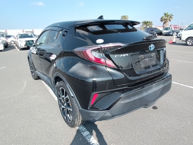 TOYOTA C-HR photo 3