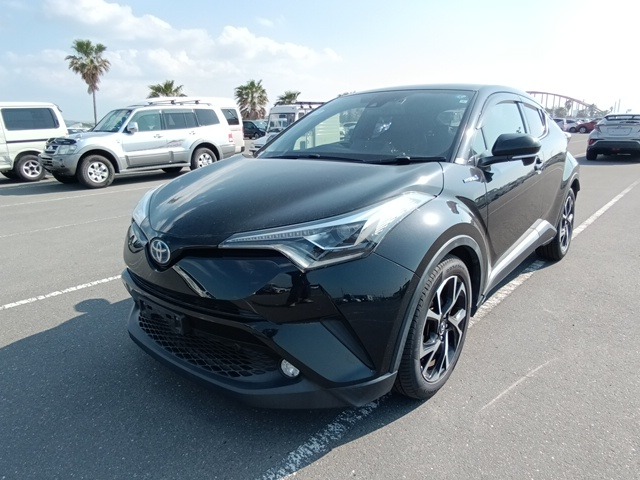 TOYOTA C-HR photo 2