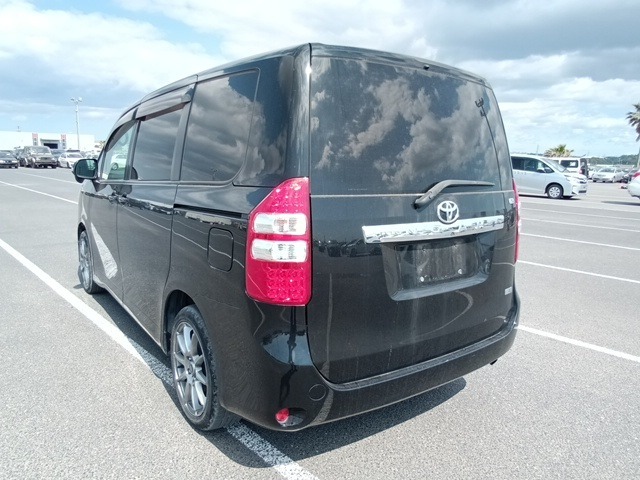 TOYOTA NOAH photo 3