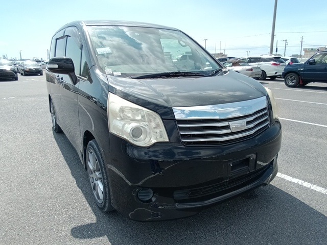 TOYOTA NOAH 2010
