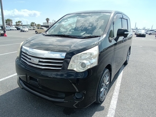 TOYOTA NOAH photo 2