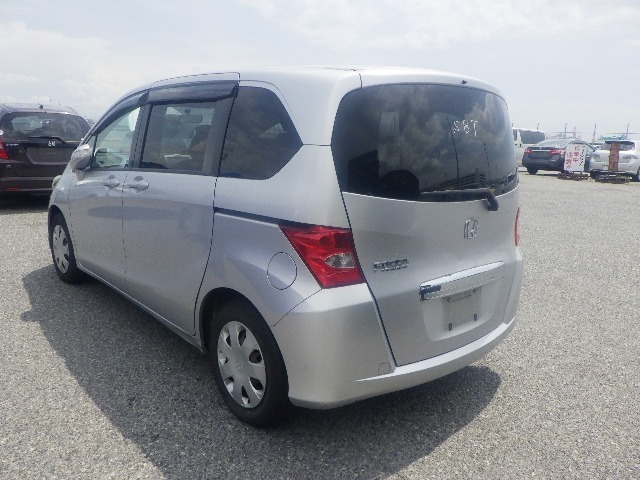 HONDA FREED photo 3