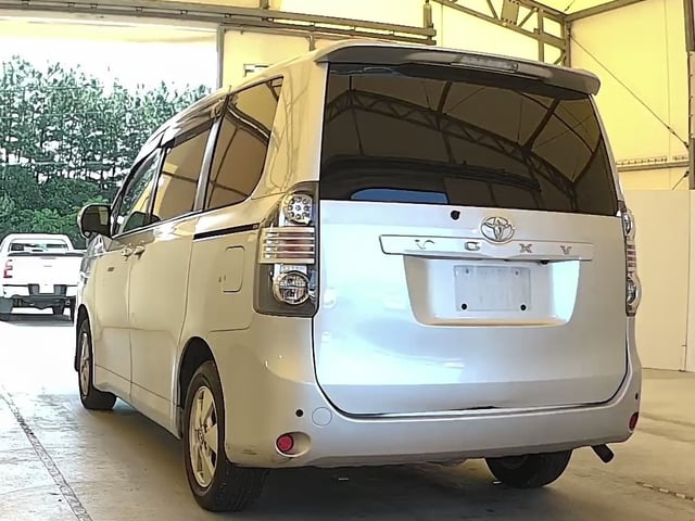 TOYOTA VOXY photo 3